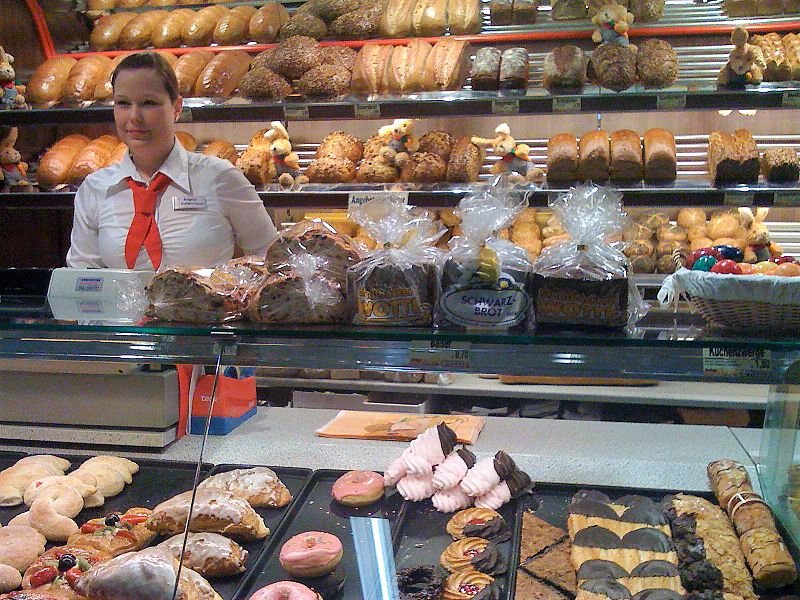 Erste-Hilfe u. Verbandkasten sowie Handschuhe u. Verbandmaterial in der Bäckerei / Konditorei (Foto: fiverlocker, Creative Commons, Wiki)